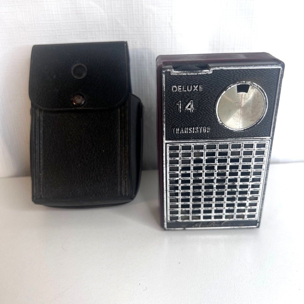 VTG‎ Universal Radios Deluxe 14 AM Transistor Radio w/ Case WORKS Prepper